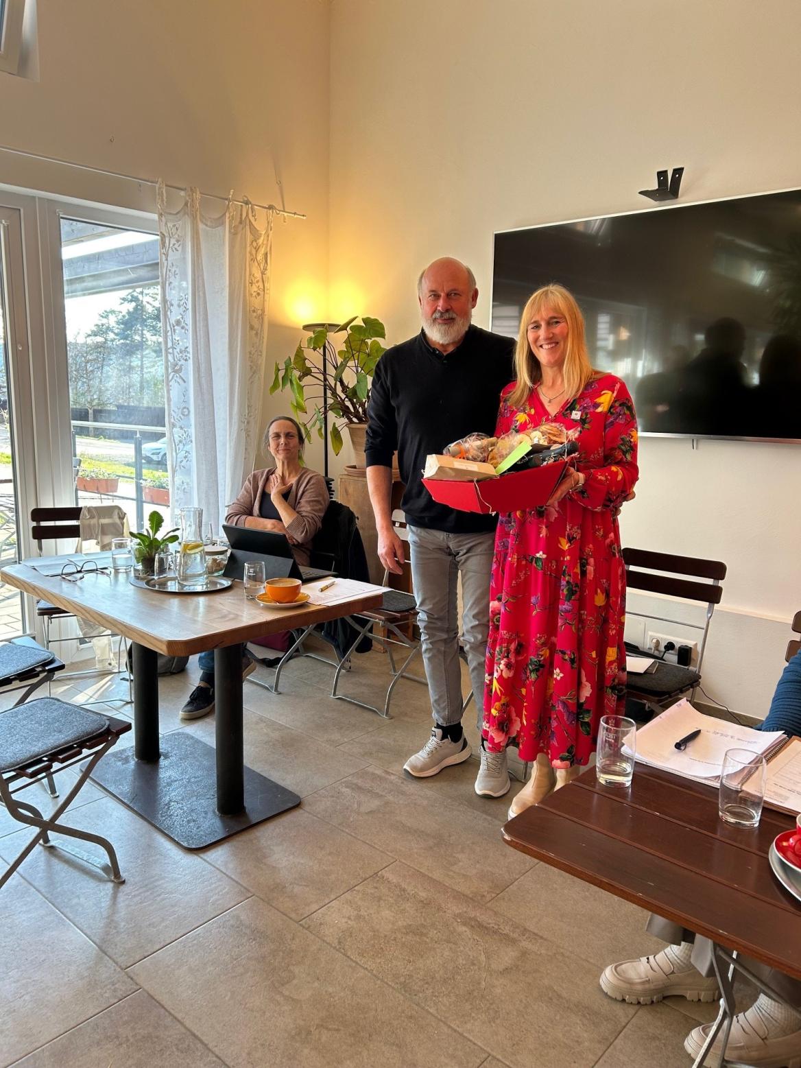 Mann und Frau mit Geschenkkorb