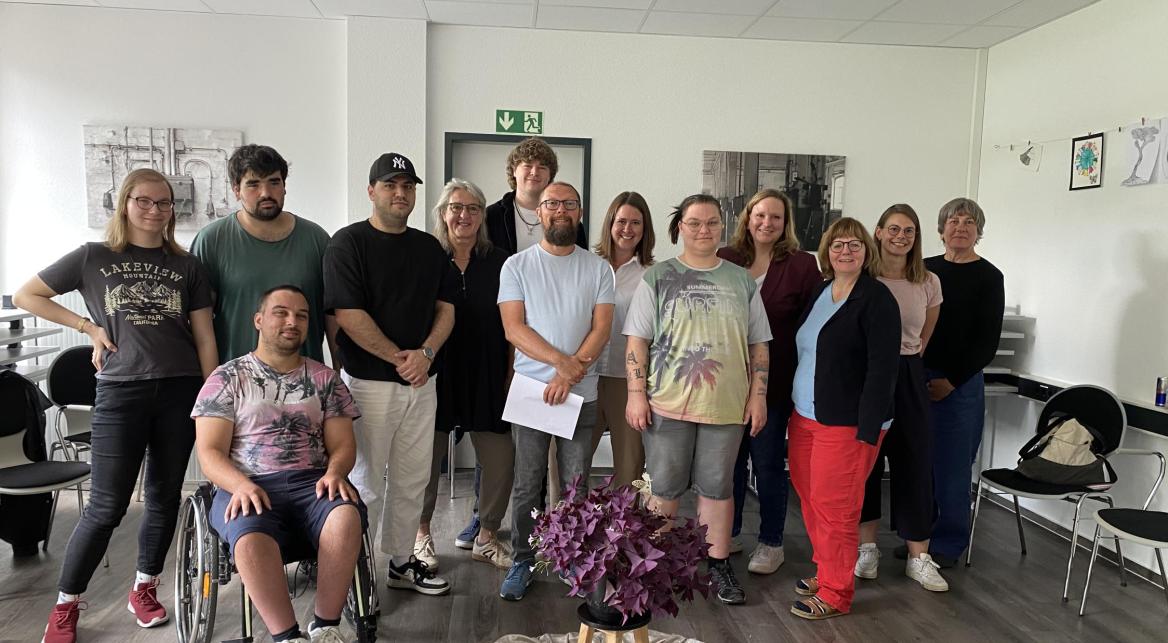 Die Ravensburger Stadt- und Kreisrätin Anna Wiech (Bündnis 90/Die Grünen) besuchte eine Maßnahme der beruflichen Rehabilitation Gruppenfoto mit vielen Menschen