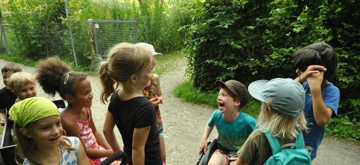 Kinder lachen zusammen draußen im Wald