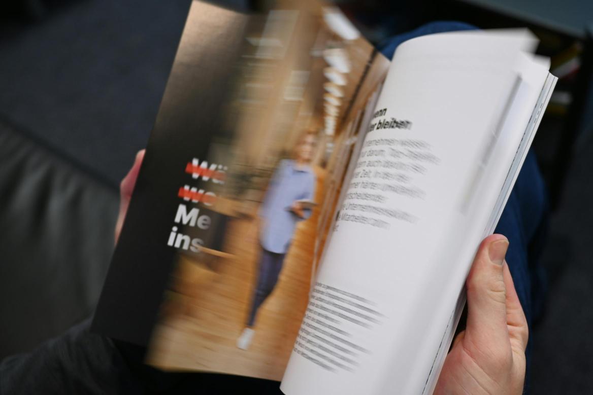 Publikationen des Paritätischen Baden-Württemberg Hände blättern in einem Magazin