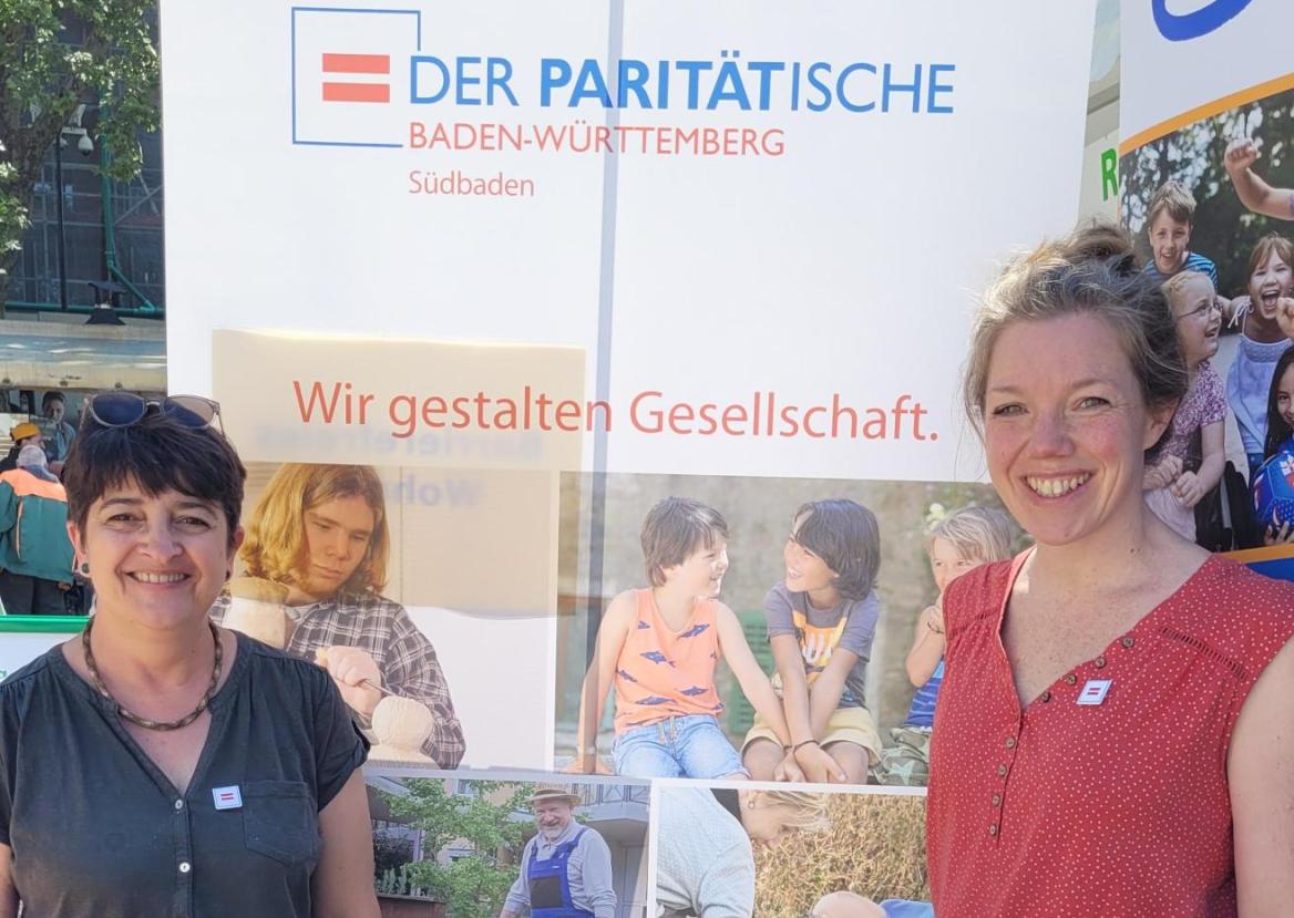 Annika Beutel und Iris Heindl vor Roll-up des Paritätischen