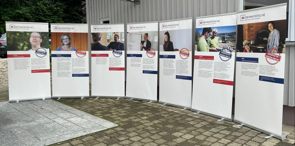 Sieben ähnliche Rollups stehen nebeneinander