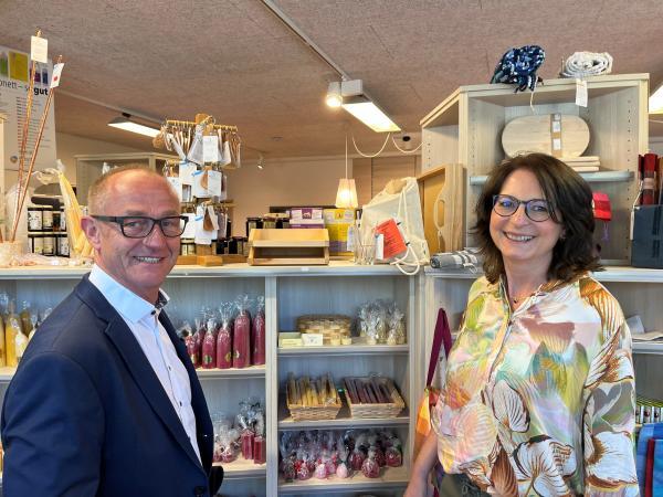 Petra Bittinger und Ulf Hartmann im Laden in Weckelweiler
