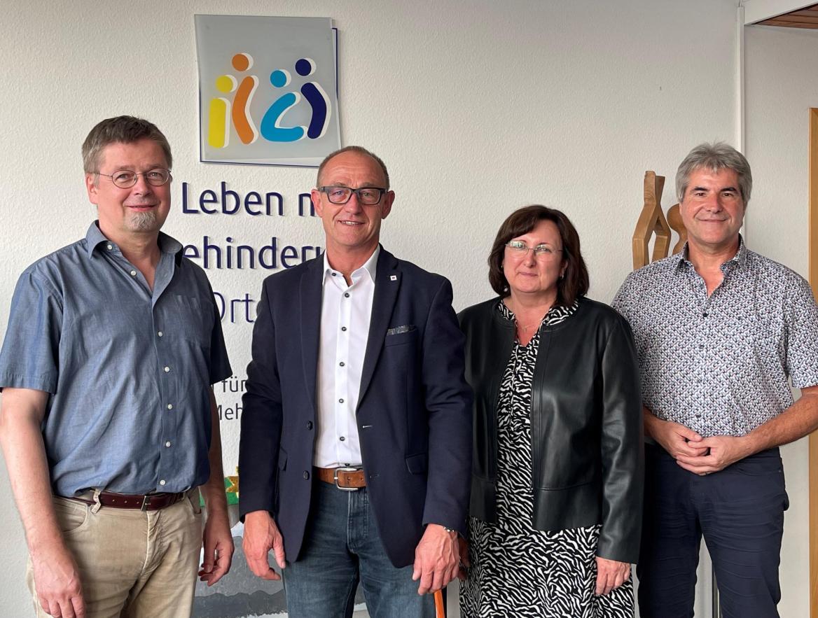 Wolfgang Dürr (li) und Joachim Haas (re), Vorstände von LmBO, im Gespräch mit Ulf Hartmann und Ingrid Oswald