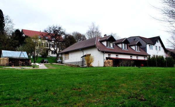 Häuser auf einer Wiese