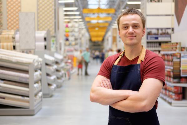 ParitätInform junger Mann in rotem Pulli in einer Werkstatt