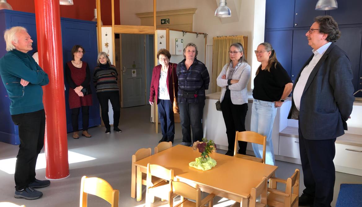 Teilnehmende des Café Pari in den Räumlichkeiten des Kinderschutzbundes