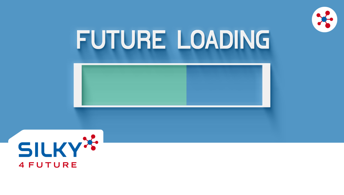 Hellblauer Hintergrund. Mittig Ladebalken halbvoll. Darüber Text: Future Loading. Unten links Logo Silky 4 Future. Blauer Silky Schriftzug mit Unterschrift in rot 4 Future. Oben rechts Bildmarke Molekül