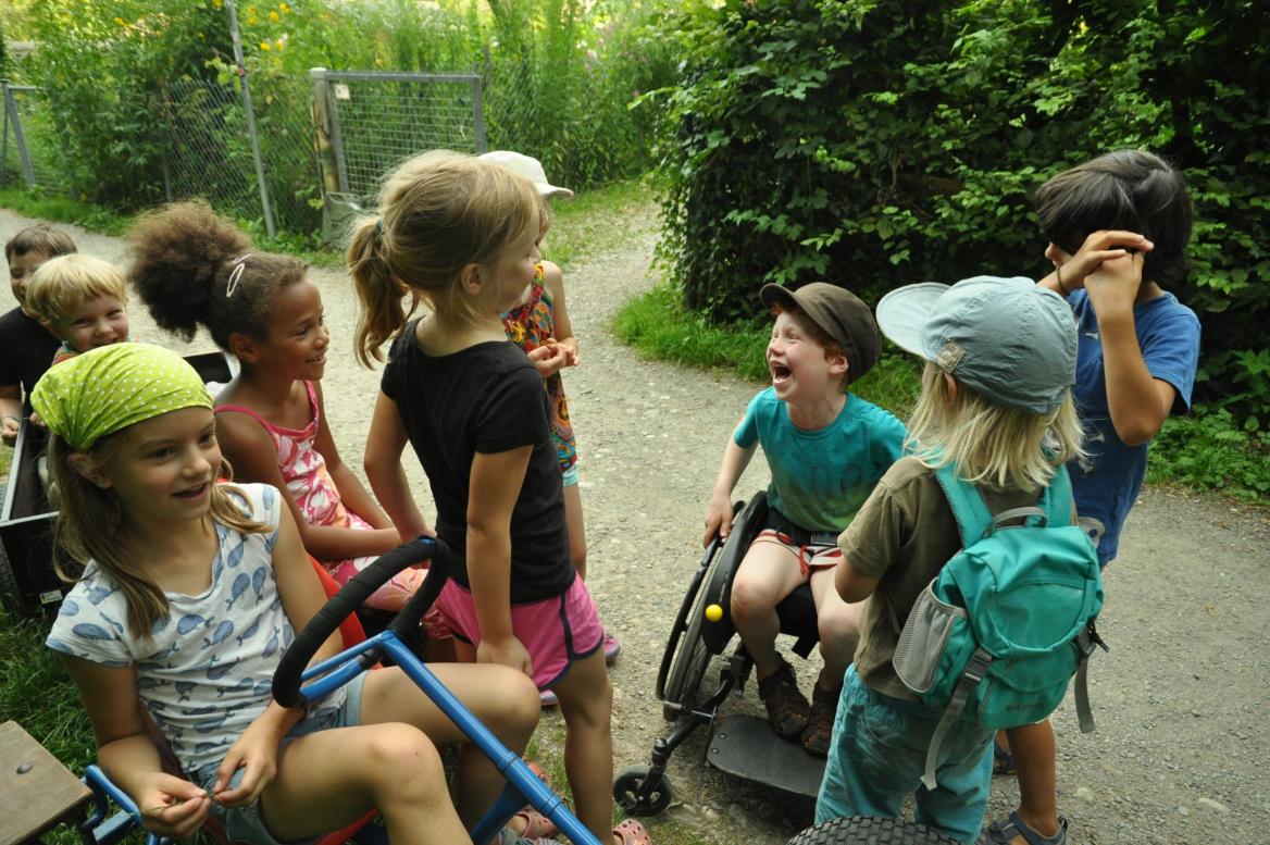 Kinder stehen lachend zusammen