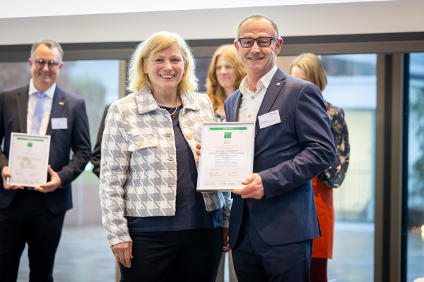 Prof. Christel Althaus und Ulf Hartmann mit Pr&auml;dikatsurkunde
