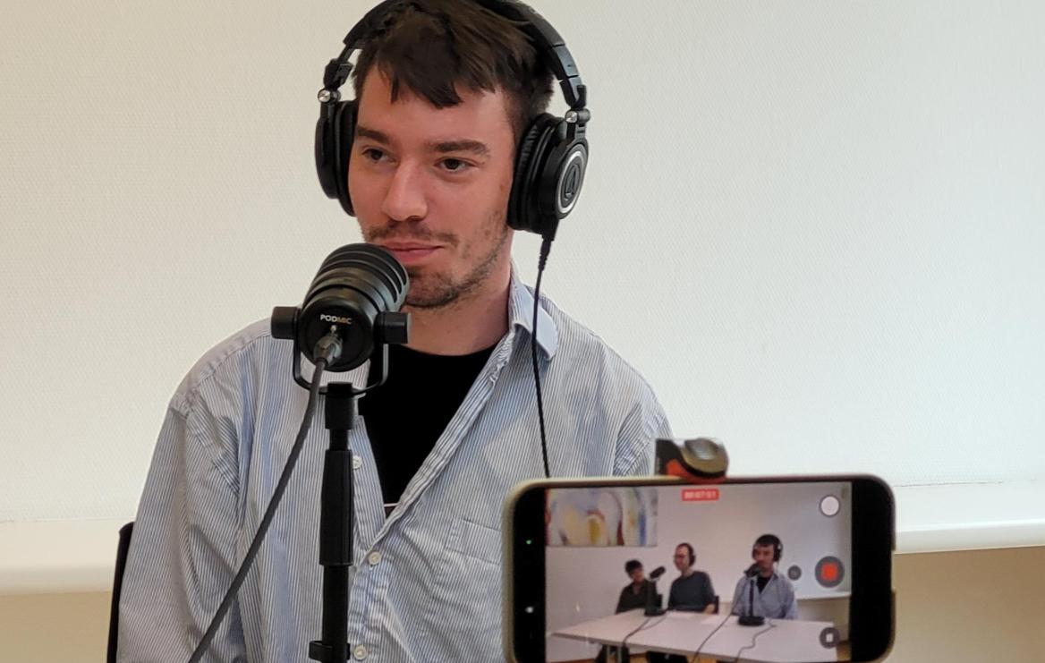 Ein Teilnehmer sitzt bei einem Podcast