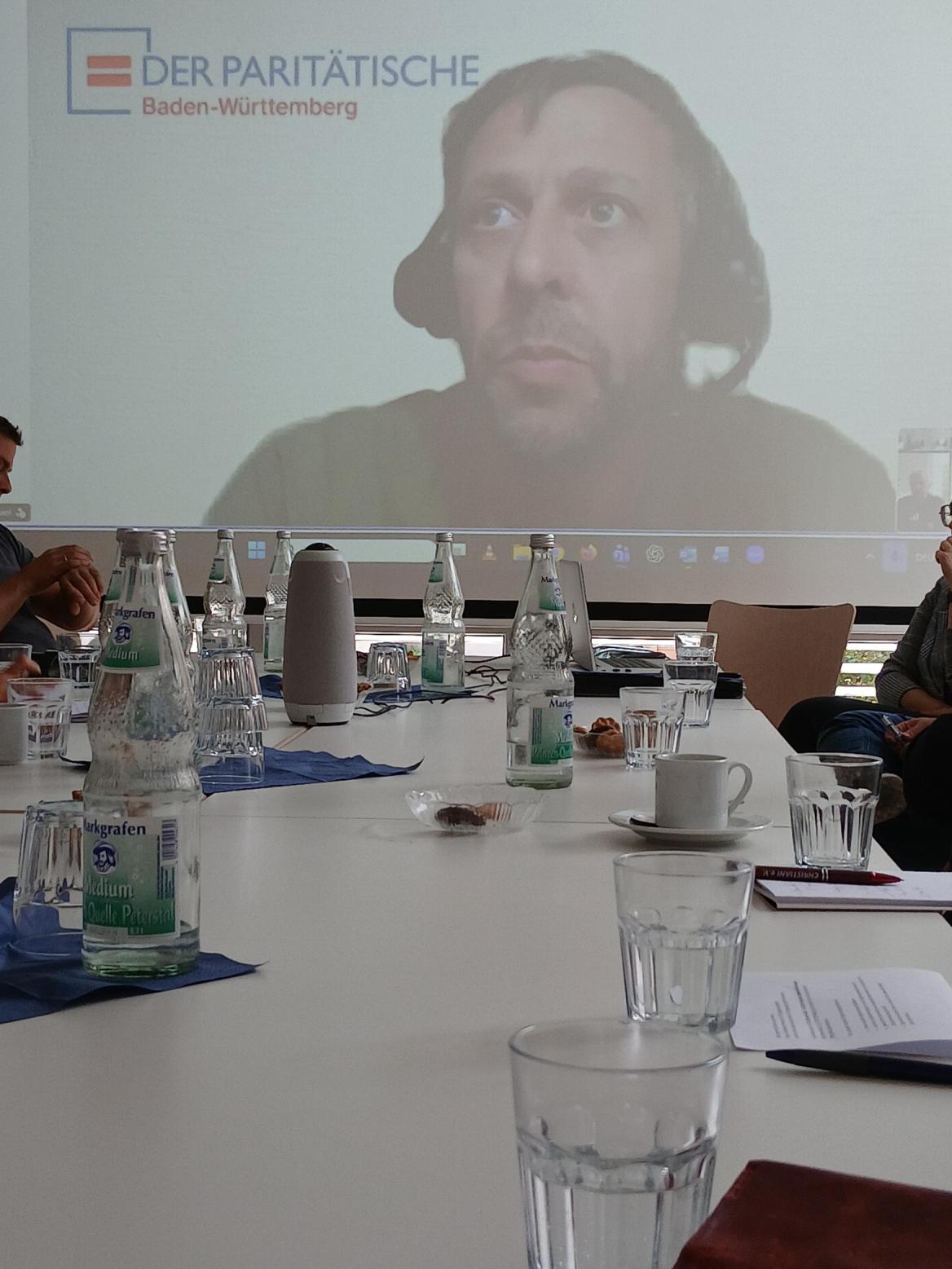 Michael Tränkle wird digital zugeschaltet zu einer großen Fachgruppe Eingliederungshilfe