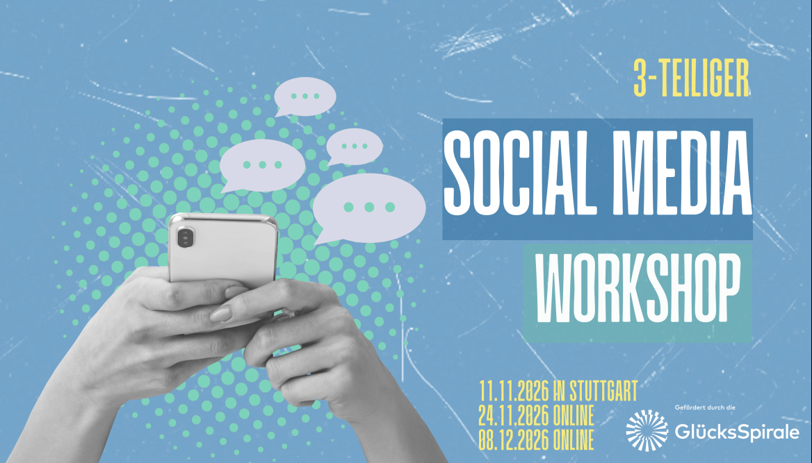 Blauer Hintergrund, davor H&auml;nde einer Frau, die ein Smartphone in h&auml;lt, dar&uuml;ber Sprechblasen. Daneben der Text 3teiliger Social Media Workshop, darunter die Daten und F&ouml;derlogo der Gl&uuml;cksspirale. 