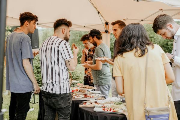 Menschen in einem Zelt mit Essen