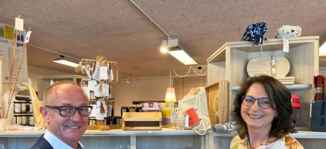 Petra Bittinger und Ulf Hartmann im Laden in Weckelweiler