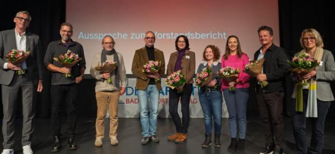 Eine Gruppe von Menschen auf einer Bühne