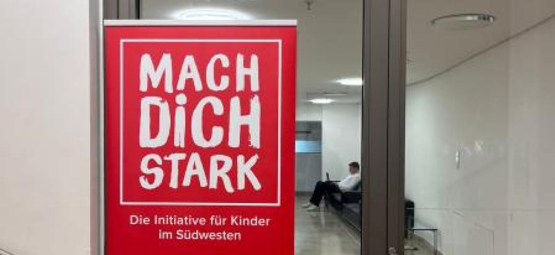 MAch dich  Stark Rollup in einem Hausflur