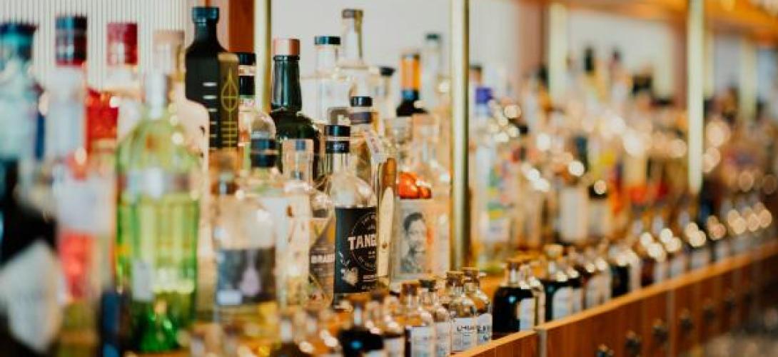 eine Regalreihe voller alkoholischer Getränke 
