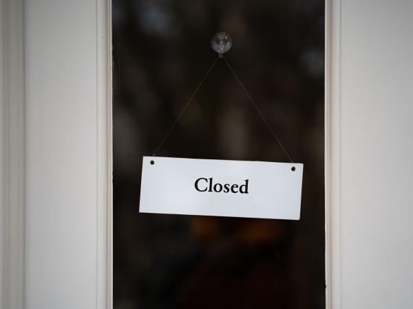 Geschlossene Tür mit Türschild
