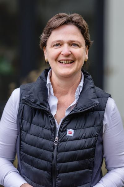 Stehende Frau mit braunen Haaren
