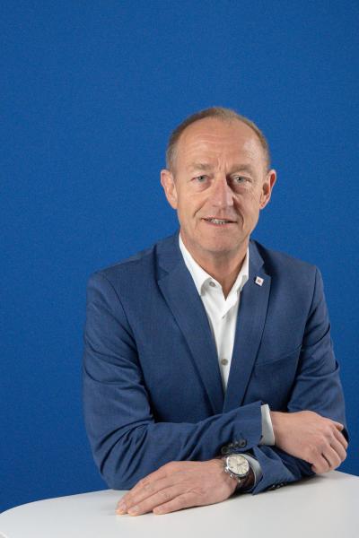 Mann in blauem Sacco