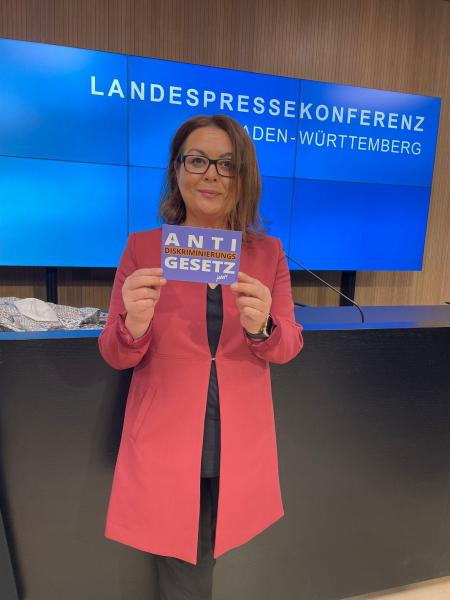 Frau mit Postkarte in der Hand