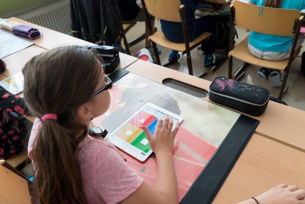 Kind an Tablet im Schulunterricht