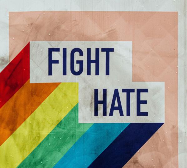 Bunte Fahne mit blauer Schrift