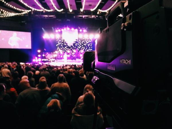 Festivalsaal mit beleuchteter Bühne
