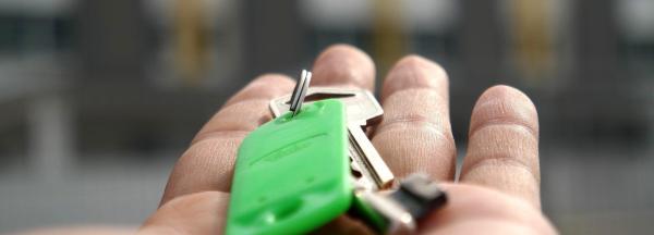 Hand mit Wohnungsschlüssel