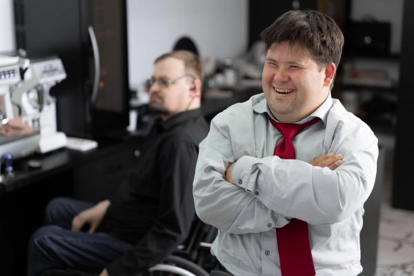 Zwei Menschen in einer Werkstatt für Menschen mit Behinderung