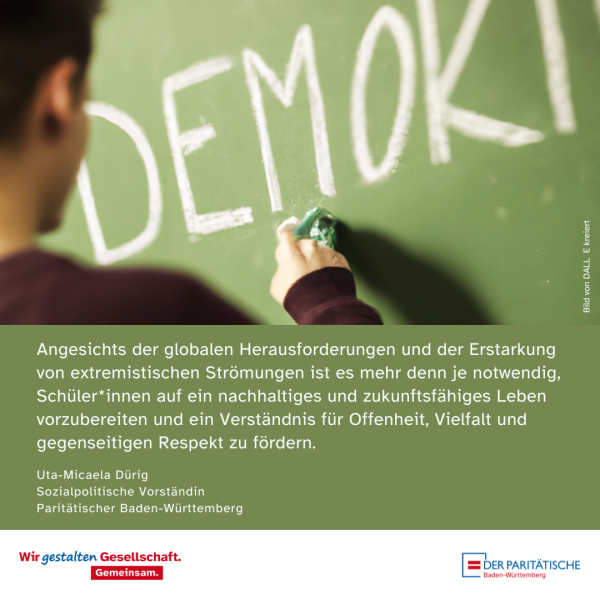 Kind schreibt mit weißer Kreide auf grüne tafel