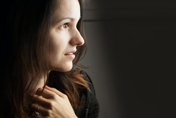 Frau mibraunen langen Haar im Profil