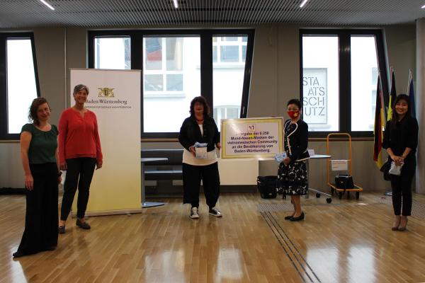 Fünf Frauen stehen in einem Raum im Halbkreis 
