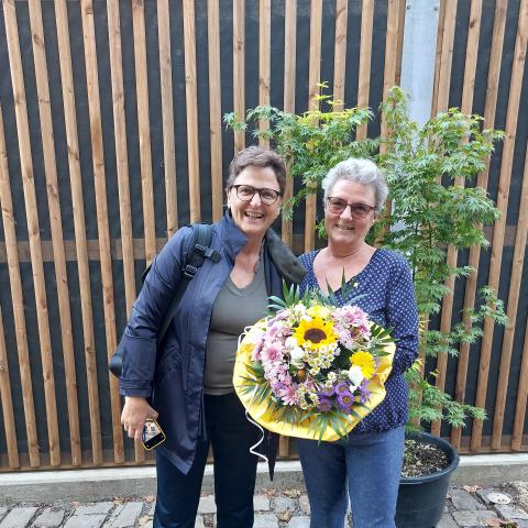 Uta-Micaela Dürig und Judith Vowinkel mit Blumenstrauß Uta-Micaela Dürig und Judith Vowinkel mit Blumenstrauß