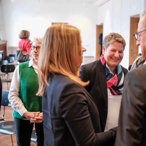 Gesprächsrunde Eine Gruppe von Gästen im Gespräch