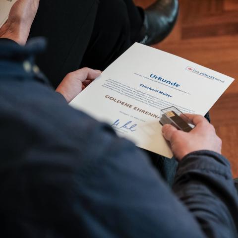 Urkunde und Ehrennadel Urkunde und Ehrennadel in Nahaufnahme