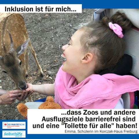 Ein Rollifahrendes Mädchen füttert strahlend ein Reh. Darunter steht: "Inklusion ist für mich dass Zoos und andere Ausflugsziele barrierefrei sind und eine "Toilette für alle" haben. Emma, Schülerin im Korczak-Haus"