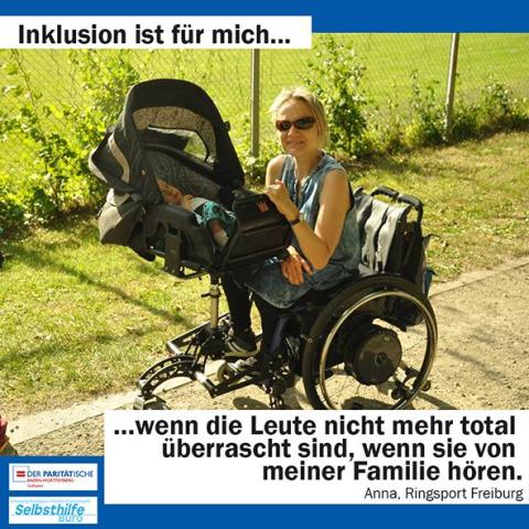 Eine rollstuhlfahrende Mutter strahlt in die Kamera. Auf dem Rolli ist ein Kinderwagen befestigt, in dem ihr Sohn liegt. Darunter steht: "Inklusion ist für mich wenn die Leute nicht mehr total überrascht sind, wenn sie von meiner Familie hören. Anna, Ringsport Freiburg"