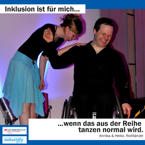 Ein Rollstuhltanzpaar lacht nach einem Auftritt. Darunter steht: "Inklusion ist für mich wenn das aus der Reihe tanzen normal wird. Annika und Heiko, Rollitänzer"