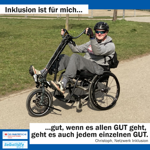 Ein Mann fährt Handbike. Darunter steht: "Inklusion ist für mich gut, wenn es allen GUT geht, geht es auch jedem einzelnen GUT. Christoph, Netzwerk Inklusion"