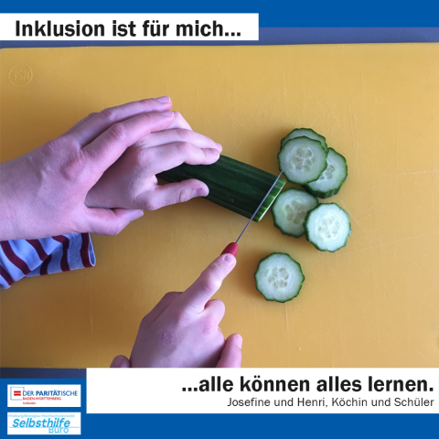Ein Kind schneidet eine Gurke und bekommt Unterstützung beim Halten. Darunter steht: "Inklusion ist für mich alle können alles lernen. Josephine und Henri, Köchin und Schüler"
