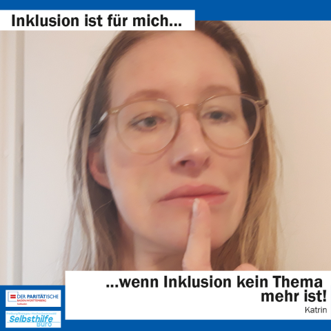 Eine Frau hält sich den Zeigefinger vor den Mund. Darunter steht: "Inklusion ist für mich wenn Inklusion kein Thema mehr ist. Katrin"