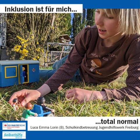 Ein Mädchen liegt im Gras und spiels mit Playmofiguren, von denen eine im Rollstuhl sitzt. Darunter steht: "Inklusion ist für mich total normal. Luca Emma Lorin (8), Schulkindbetreuung Jugendhilfswerk"