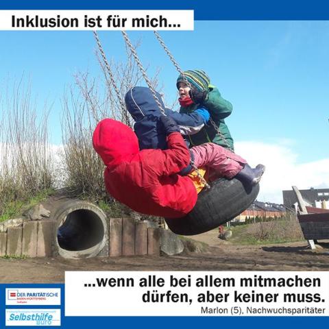 Drei Kinder sitzen zusammen auf einer Autoreifen-Schaukel. Darunter steht: "Inklusion ist für mich wenn alle bei allem mitmachen dürfen, aber keiner muss. Marlon (5), Nachwuchsparitäter"