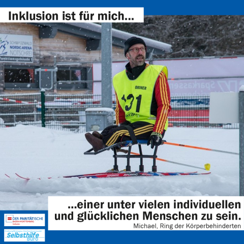 Ein Mann fährt Bi-Ski. Darunter steht: "Inklusion ist für mich einer unter vielen individuellen und glückichen Menschen zu sein. Michael, Ring der Körperbehinderten"