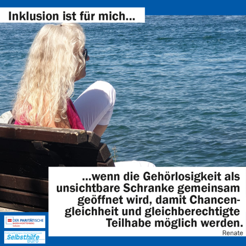 Eine Frau sitzt auf der Bank und blickt aufs Meer. Darunter steht: "Inklusion ist für mich wenn die Gehörlosigkeit als unsichtbare Schranke gemeinsam geöffnet wird, damit Chancengleichheit und gleichberechtigte Teilhabe möglich werden. Renate"