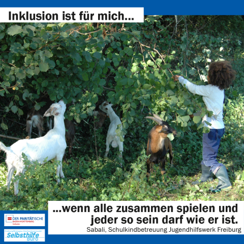 Ein Mädchen zieht drei Ziegen Äste runter. Darunter steht: "Inklusion ist für mich wenn alle zusammen spielen und jeder so sein darf wie er ist. Sabali, Schulkindbetreuung Jugendhilfswerk"