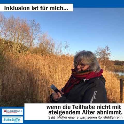 Eine Frau lächelt vor blauem Himmel. Darunter steht: "Inklusion ist für mich wenn die Teilhabe nicht mit steigendem Alter abnimmt. Siggi, Mutter einer erwachsenen Rollstuhlfahrerin"