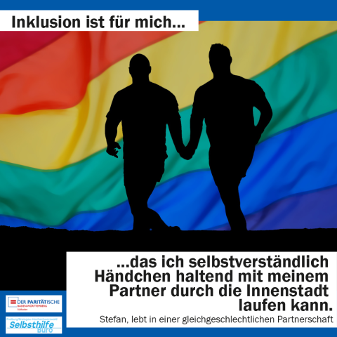 Zwei Männer gehen Hand in Hand vor einer Regenbogenfahne. Darunter steht:"Inklusion ist für mich dass ich selbstverständlich Händchen haltend mit meinem Partner durch die Innenstadt laufen kann. Stefan, lebt in einer gleichgeschlechtlichen Partnerschaft"